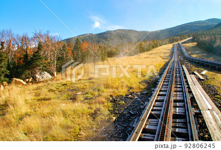 ニューハンプシャー州・ワシントン山のコグ・トレインの線路と歯軌条 ニューハンプシャー州・ワシントン山のコグ・トレインの線路と歯軌条 92806245