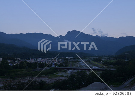 北杜市武川町、夜明け待つ夏の甲斐駒ケ岳と武川の街並み 92806583