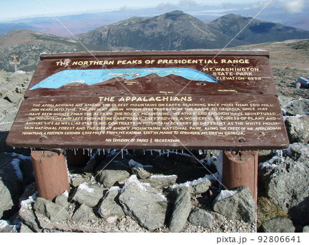 ニューハンプシャー州・ワシントン山の山頂のアパラチア山脈の看板の