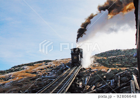 ニューハンプシャー州・ワシントン山　コグ・トレインの鉄道のすれ違い 92806648
