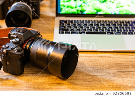 【フォトグラファー】カメラとノートパソコン【写真編集】 【フォトグラファー】カメラとノートパソコン【写真編集】 92806693