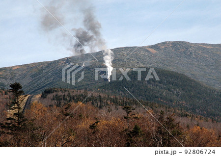 ニューハンプシャー州・ワシントン山　コグ・トレインの鉄道　立ち上る蒸気機関車の煙 92806724