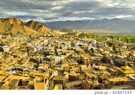 インド最北の秘境、ラダック地方の中心地レーの風景 92807334