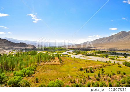 インド最北の秘境、ラダック地方レー近郊の風景 92807335