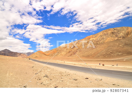 インド最北の秘境、ラダック地方の道と青空 インド最北の秘境、ラダック地方の道と青空 92807341