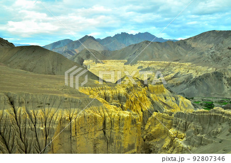 インド最北の秘境、ラダック地方の村ラマユルの「月世界」 インド最北の秘境、ラダック地方の村ラマユルの「月世界」 92807346