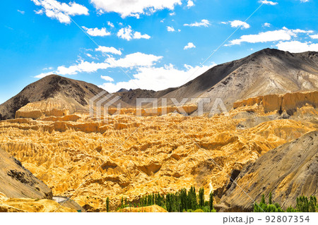 インド最北の秘境、ラダック地方の村ラマユル近郊の絶景 92807354