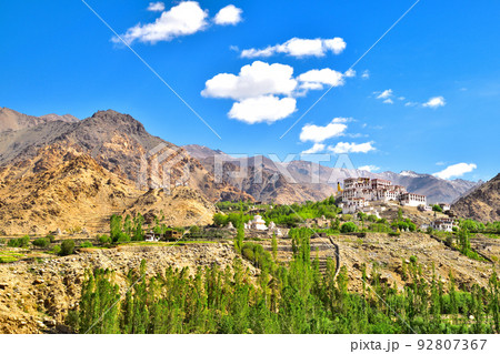 インド最北の秘境、ラダック地方のリキル僧院と山々 92807367