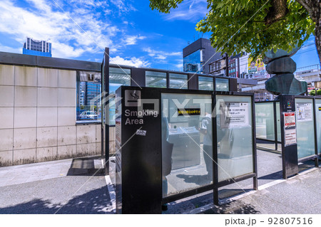 日本の川崎都市景観　川崎駅前のSmoking Area 92807516