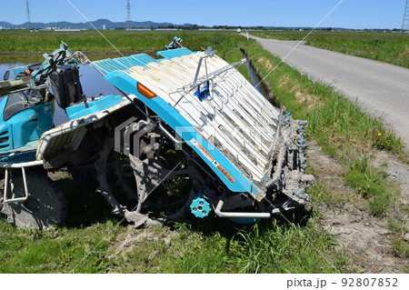 田植え作業中の水田 92807852
