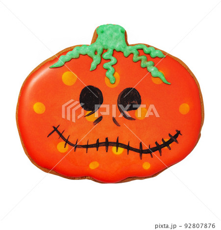 Gingerbread in the form of a pumpkin for Halloween. Halloween goodies. 92807876