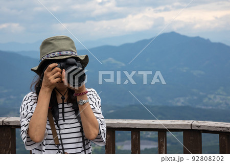 写真撮影をする女性 写真撮影をする女性 92808202