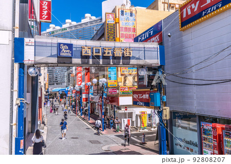 日本の横浜都市景観 7月、BA.5席捲…夏空の広がる横浜駅前西口五番街を望む 92808207