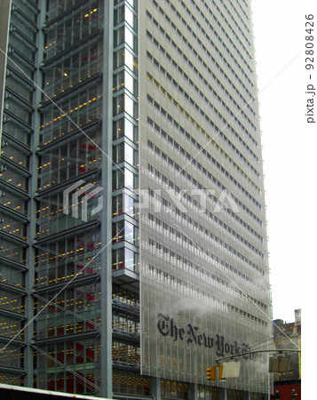アメリカのマンハッタンにあるニューヨークタイムズの本社ビルの外観 92808426