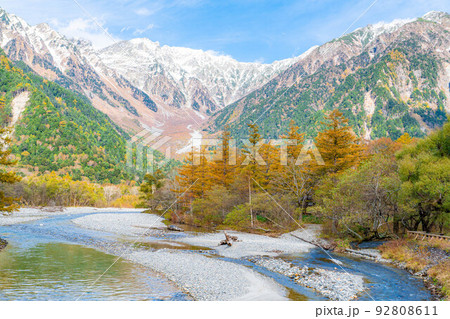 【秋素材】秋の上高地・河童橋周辺の風景【長野県】 92808611