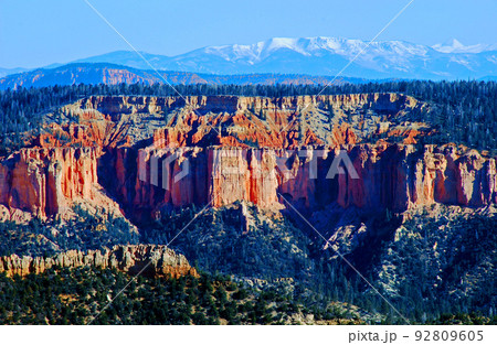 アメリカ　ユタ州　早春のブライスキャニオン国立公園　レインボーポイントからの眺望 92809605