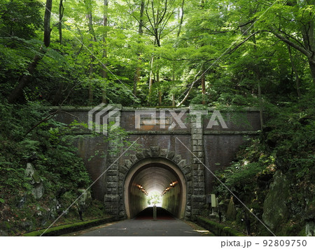 彌彦神社外苑　彌彦公園内のトンネル 92809750