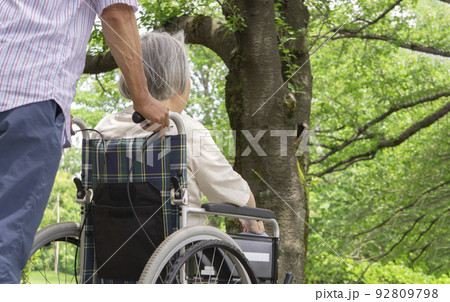 自然の中で車いすに乗るシニア女性 92809798