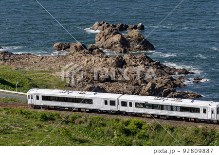 リアス式海岸を走る東北エモーション（青森県八戸市） 92809887