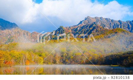 鏡池錦秋 戸隠・鏡池（秋）の写真素材 [92809525] - PIXTA