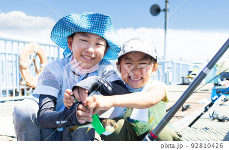 釣りを楽しむ女の子 92810426