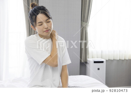 寝起きで肩が凝る若い女性 寝起きで肩が凝る若い女性 92810473