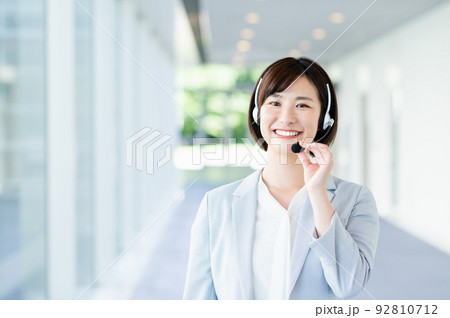 オフィスで働く若い女性オペレーター 92810712