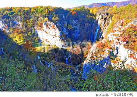 クロアチア、世界自然遺産、紅葉のプリトゥヴィチェ湖群国立公園 滝 クロアチア、世界自然遺産、紅葉のプリトゥヴィチェ湖群国立公園 滝 92810746