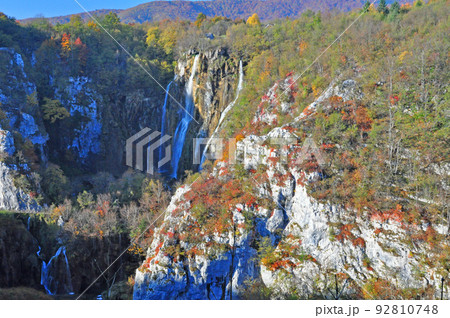 クロアチア、世界自然遺産、紅葉のプリトゥヴィチェ湖群国立公園 滝 クロアチア、世界自然遺産、紅葉のプリトゥヴィチェ湖群国立公園 滝 92810748