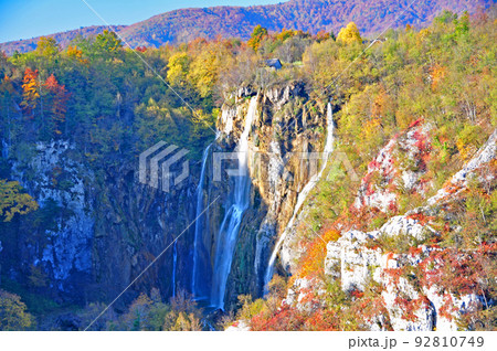 クロアチア、世界自然遺産、紅葉のプリトゥヴィチェ湖群国立公園 滝 クロアチア、世界自然遺産、紅葉のプリトゥヴィチェ湖群国立公園 滝 92810749