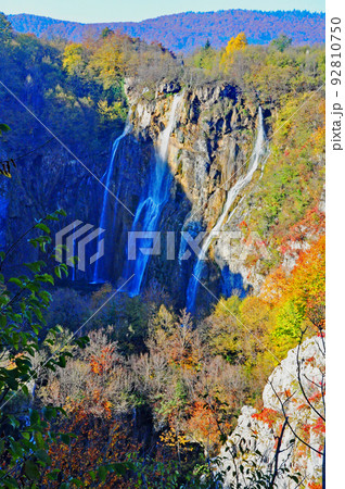 クロアチア、世界自然遺産、紅葉のプリトゥヴィチェ湖群国立公園 滝 クロアチア、世界自然遺産、紅葉のプリトゥヴィチェ湖群国立公園 滝 92810750