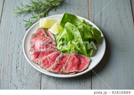 皿に盛り付けたローストビーフ 92810889
