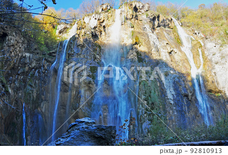 クロアチア、世界自然遺産、紅葉のプリトゥヴィチェ湖群国立公園　滝 92810913