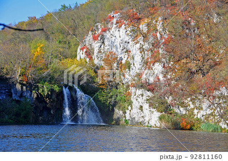 クロアチア、世界自然遺産、紅葉のプリトゥヴィチェ湖群国立公園 湖 クロアチア、世界自然遺産、紅葉のプリトゥヴィチェ湖群国立公園 湖 92811160