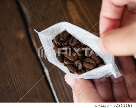 不織布袋に入れたコーヒー豆。香り袋。ルームフレグランス。 92811163