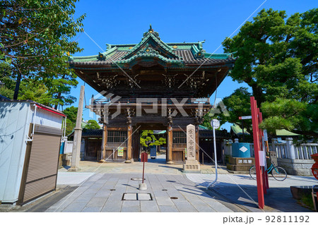 東京都葛飾区柴又7丁目の帝釈天参道から見た帝釈天の二天門 92811192