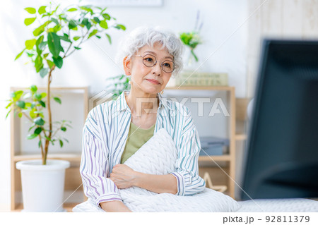 笑顔でテレビを見るシニア女性 92811379