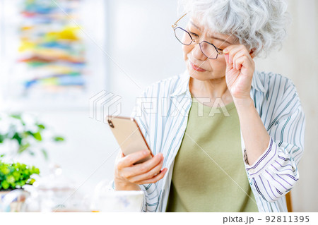 老眼 女性 老眼 女性 92811395