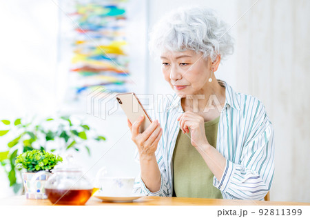 老眼　女性 92811399