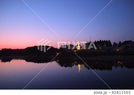 黄昏時の自由の女神像と桜(ライトアップ) 黄昏時の自由の女神像と桜(ライトアップ) 92811503