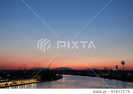 舘鼻公園から観た八戸の夕暮れ（青森県八戸市） 92811579