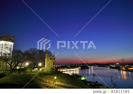 舘鼻公園から観た八戸の夕暮れ（青森県八戸市） 92811585