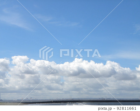検見川浜の青空と白い雲 検見川浜の青空と白い雲 92811661