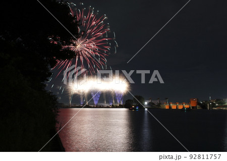 北区花火会と旧岩淵水門ライトアップ：2019年 92811757