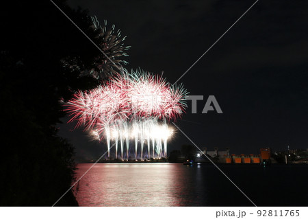 北区花火会と旧岩淵水門ライトアップ：2019年 92811765