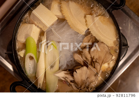 調理中の馬肉鍋（青森県十和田市） 92811796