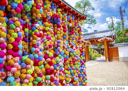 夏の日の八坂庚申堂(くくり猿) 京都府京都市の写真素材 [92812064] - PIXTA