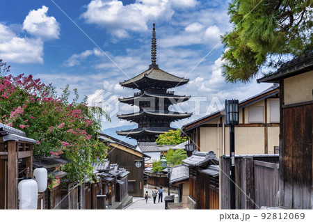 夏の法観寺(八坂の塔)と街並み 京都府京都市 夏の法観寺(八坂の塔)と街並み 京都府京都市 92812069