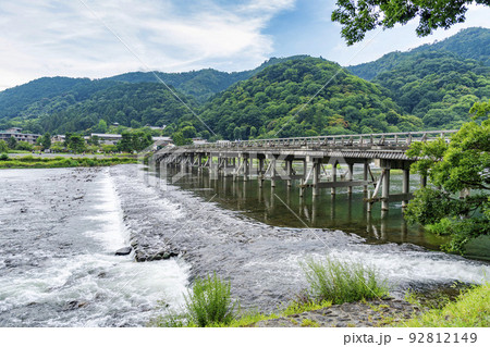 夏の京都嵐山　夕暮れの桂川と渡月橋　京都府京都市 92812149