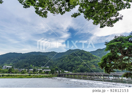 夏の京都嵐山 夕暮れの桂川と渡月橋 京都府京都市 夏の京都嵐山 夕暮れの桂川と渡月橋 京都府京都市 92812153